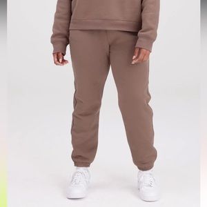 girlfriend collective Classic 50/50 Jogger - Taro color in size S